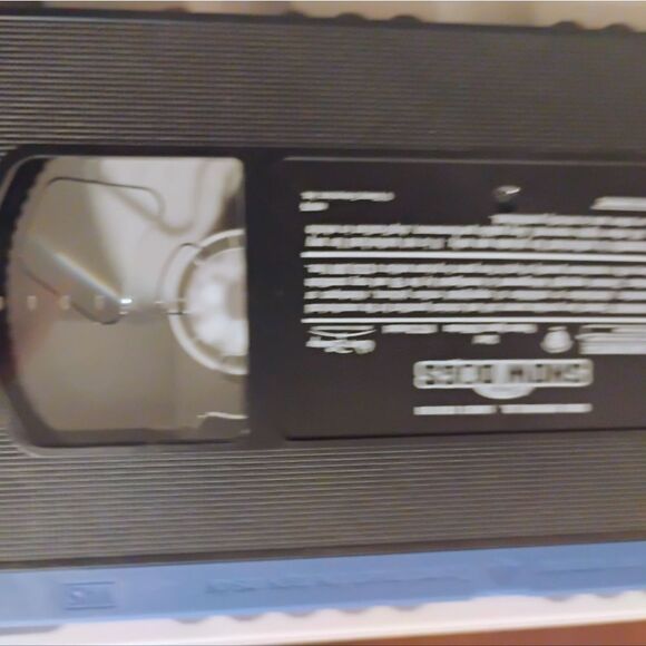 Disney's Snow Dogs Family Adventure Movie on VHS - Picture 3 of 4